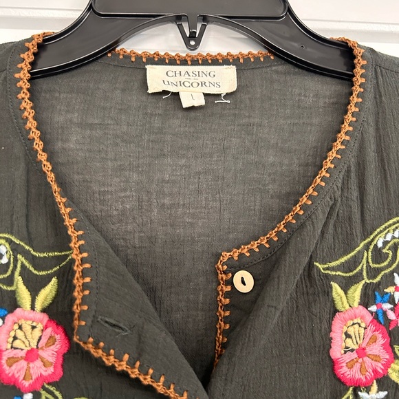 CHASING UNICORNS / tight for a 40 D .., more a perfect M than an L … but omg … - Picture 2 of 7